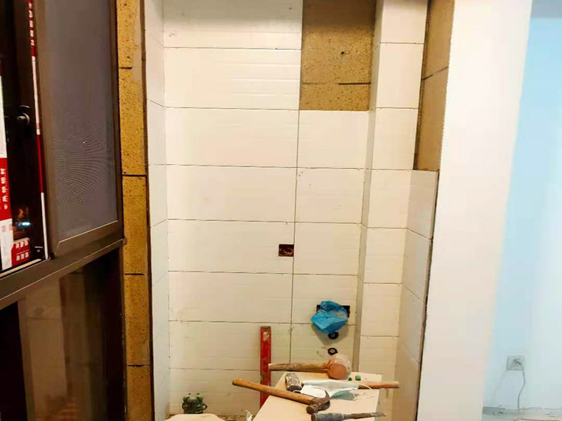 陽臺改造貼磚維修：陽臺改造翻新也不算小項目記得要做成品保護，然后就是在粘結劑量置晾時間內，將準備好的瓷磚鋪壓到位，垂直于梳理方向輕微搓動以排出磚下的空氣。鋪貼到位后用橡皮錘輕擊，用尺寸合適的十字定位架來調整表面平整度及接縫的平直。