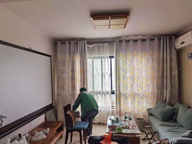客廳翻新裝修：老墻面的水泥層都有可能存在損壞嚴重的情況，可以將損壞的墻面部分全部鏟除，之后再使用水泥進行涂抹。然后刷底漆，底漆具有防潮、保護墻面、提高墻面粉刷效果的作用。必不可少的步驟。后面就能刷乳膠漆，記得進行涂刷的時候也要從上到下順著一個方向進行涂刷。