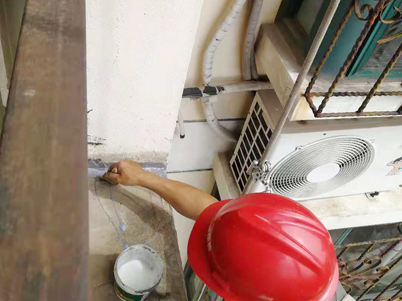 外墻高空打膠防水：首先把墻面用掃把清理干凈，表面無浮灰，如果有坑洞，不平，開裂的要先進行修補，補平?；炷翂推鰤K墻的接縫處，施工洞等區域掛網，主要避免不同材料之間的接縫處容易開裂。抹防水砂漿。