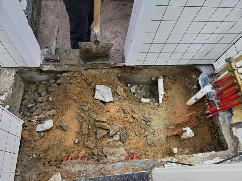 衛(wèi)生間拆除后防水翻新:衛(wèi)生間翻新如果漏水就要更換水電，尤其是那些隱蔽性極強(qiáng)，一般埋在地下或墻壁內(nèi)的。在進(jìn)行翻新的時(shí)候，最好一并更換，不管有沒有問題，這樣都能給日后的生活帶來保障。更換完水電之后，就可以進(jìn)行瓷磚的鋪貼了。