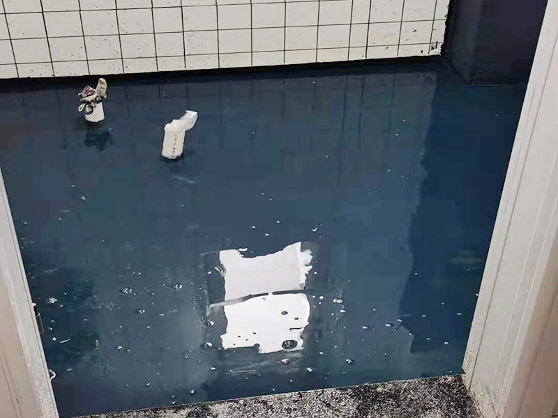 衛(wèi)生間拆除后防水翻新:衛(wèi)生間翻新如果漏水就要更換水電，尤其是那些隱蔽性極強(qiáng)，一般埋在地下或墻壁內(nèi)的。在進(jìn)行翻新的時(shí)候，最好一并更換，不管有沒有問題，這樣都能給日后的生活帶來保障。更換完水電之后，就可以進(jìn)行瓷磚的鋪貼了。