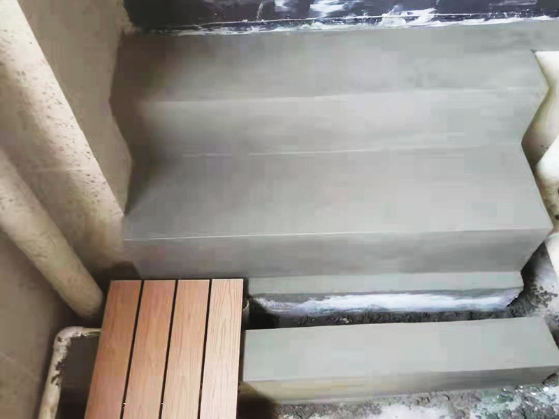戶外磚砌水泥樓梯：先根據事先確定的弧度，在墻面上沿著弧度抹上水泥砂漿，沿著水泥砂漿，從里向外砌筑。水泥澆筑時間最好能達到3個月或者3個月以上，雖然水泥能在十幾天左右就能凝固，但是，水泥濕氣沒有全部揮發，再加上實木怕濕氣，所以，如果過早的全部封死，很容易返潮把踏板泡腐爛。