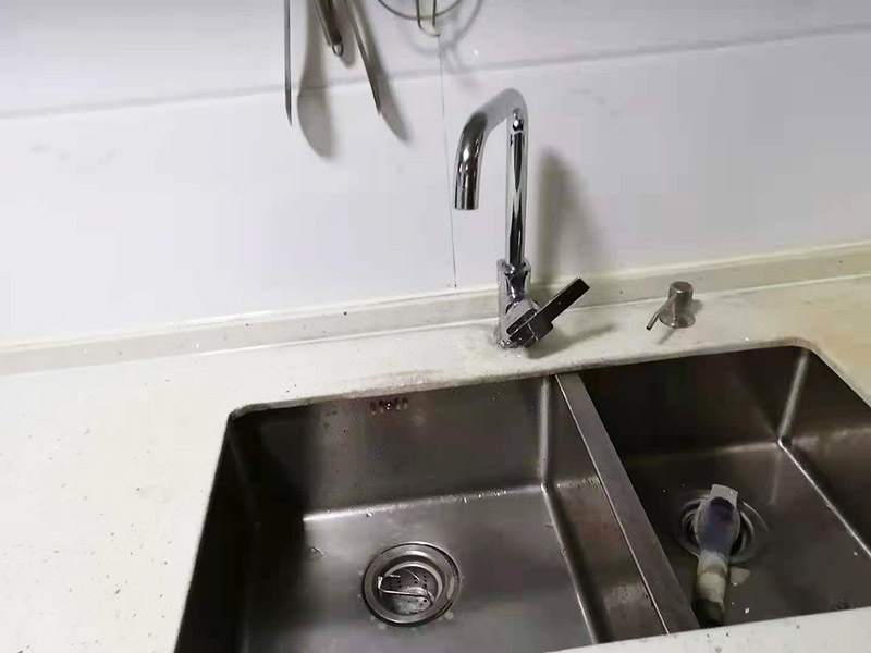 水槽臺盆打膠維修：把水池放好后，需在盆的四周畫上記號，并且把水池取下，接著再打玻璃膠即可。等玻璃較打好后，需要把盆放下去壓一下，并把多余的膠用刮板刮掉即可。當(dāng)然，玻璃膠也可以替換成密封條，同樣具備防水作用。