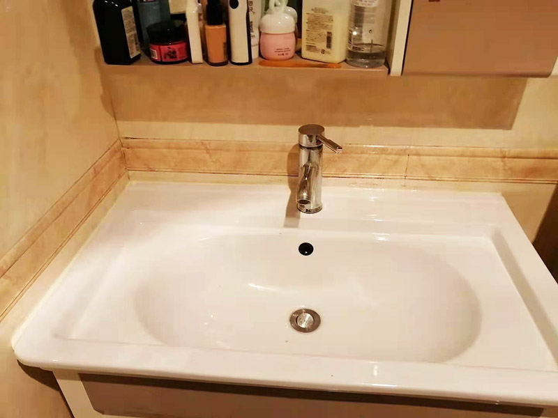 水槽臺盆打膠維修：把水池放好后，需在盆的四周畫上記號，并且把水池取下，接著再打玻璃膠即可。等玻璃較打好后，需要把盆放下去壓一下，并把多余的膠用刮板刮掉即可。當(dāng)然，玻璃膠也可以替換成密封條，同樣具備防水作用。