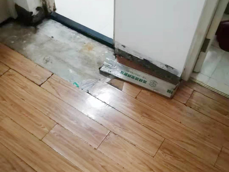 地板重新鋪貼：首先將原有的木地板或者瓷磚拆除掉，最好先從踢腳線開始拆除，這樣比較方便拆一點。然后如果發現地面不平整的地方，再重新打磨平整后，最后再重新上地磚或是木地板來鋪貼。