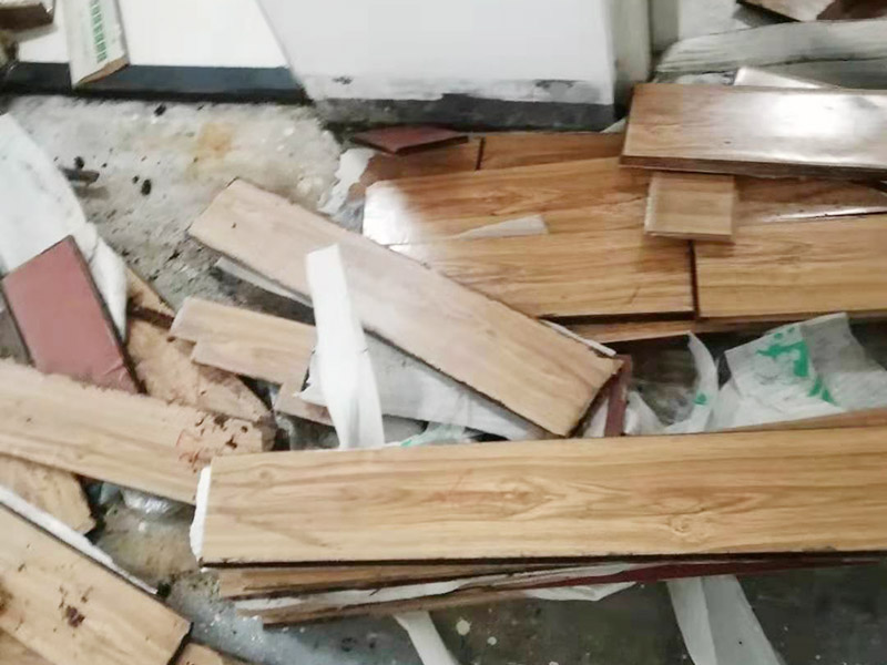 地板重新鋪貼：首先將原有的木地板或者瓷磚拆除掉，最好先從踢腳線開始拆除，這樣比較方便拆一點。然后如果發現地面不平整的地方，再重新打磨平整后，最后再重新上地磚或是木地板來鋪貼。