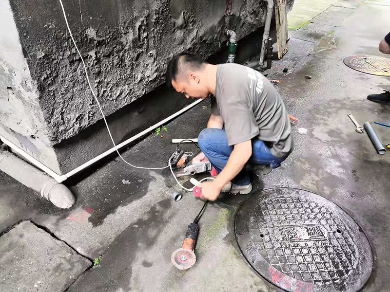 水管漏水更換改造：先找到水管漏點，然后用鋸子將PPR管出現漏水問題的位置鋸掉，同時要注意的是口子必須是平整的，用砂紙對管材的斷口進行打磨處理，順便將管道打磨區域周邊打掃一下，再截取合適長度的ppr管，最后把管件和截取的ppr管熱熔到一起。