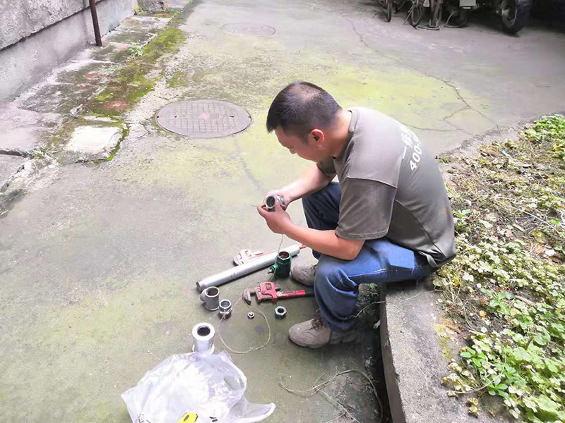 水管漏水更換改造：先找到水管漏點，然后用鋸子將PPR管出現漏水問題的位置鋸掉，同時要注意的是口子必須是平整的，用砂紙對管材的斷口進行打磨處理，順便將管道打磨區域周邊打掃一下，再截取合適長度的ppr管，最后把管件和截取的ppr管熱熔到一起。