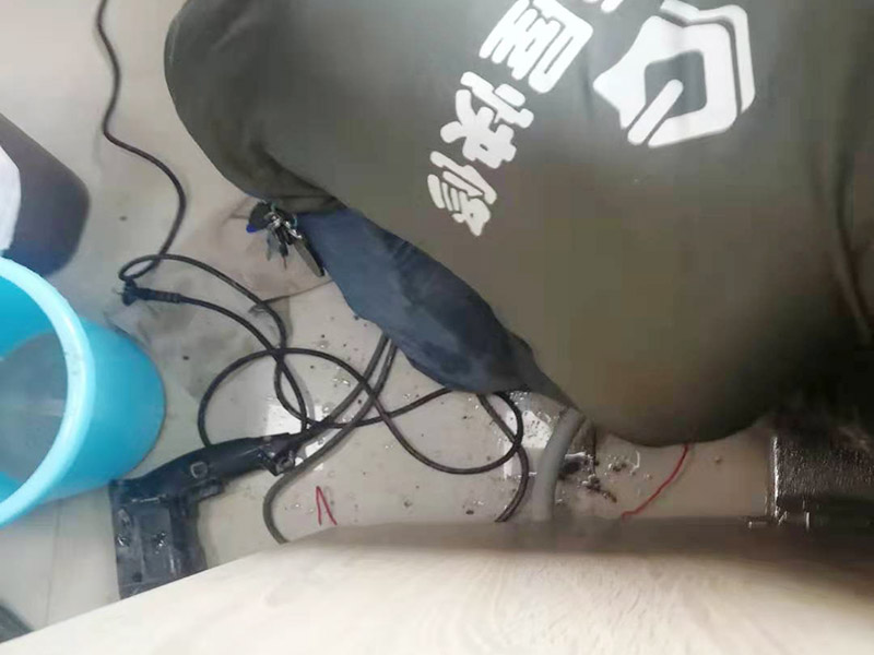 水管漏水更換改造：先找到水管漏點，然后用鋸子將PPR管出現漏水問題的位置鋸掉，同時要注意的是口子必須是平整的，用砂紙對管材的斷口進行打磨處理，順便將管道打磨區域周邊打掃一下，再截取合適長度的ppr管，最后把管件和截取的ppr管熱熔到一起。