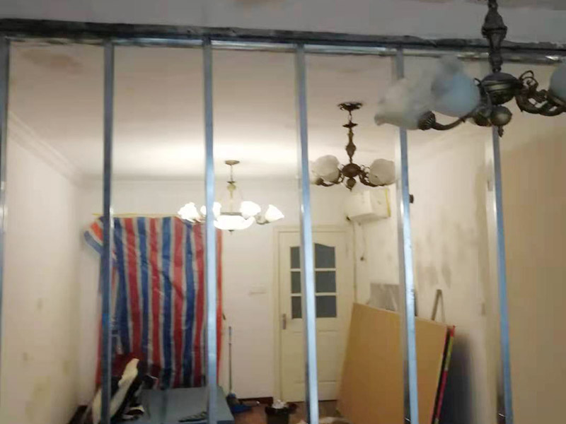 隔斷裝飾安裝維修：隔斷不僅可以起到隔斷空間的作用，讓空間相對(duì)獨(dú)立，同時(shí)更是家中一道靚麗的風(fēng)景線，起到更好的裝飾效果，甚至是以實(shí)用性為主來(lái)增加儲(chǔ)物空間。隔斷分多種，硬隔斷是直接一堵墻或者柜子擋住作為隔斷，通透性較差；軟隔斷是有物品遮擋，但是并不遮擋視線，通透性比較高。 玻璃的通透性不會(huì)影響空間的采光效果，在視覺(jué)上還有拉伸空間的效果。小巧的體積不會(huì)占據(jù)太多空間，拆除時(shí)對(duì)空間的損害也非常小。