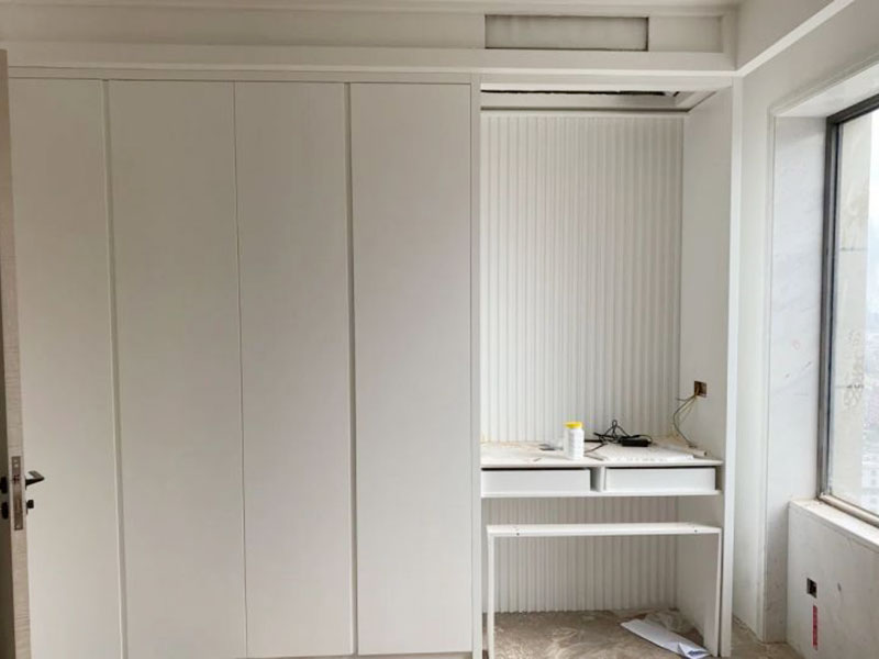 小編這次為各位展示的是南京市建鄴區(qū)臥室榻榻米裝修設計的施工案例，施工地址是川匯區(qū)復興路建業(yè)未來城；客戶是網(wǎng)上找的一修公司，看評價以及服務項目還有綜合實力都不錯，才選擇的我們。南京市建鄴區(qū)臥室榻榻米裝修設計案例中師傅把原來受潮的表面刮去，重新做防水，再刮膩子，再刷油漆。南京市監(jiān)理全程跟蹤服務質(zhì)量，非常專業(yè)！而且一修可以選擇整裝還是局裝，可以選擇先服務后付款的付款方式等，如果您還有其他需求也可以到我們官網(wǎng)上查看更多的關(guān)于南京市其他防水補漏維修，舊房全屋翻新，房屋各類安裝等施工案例。