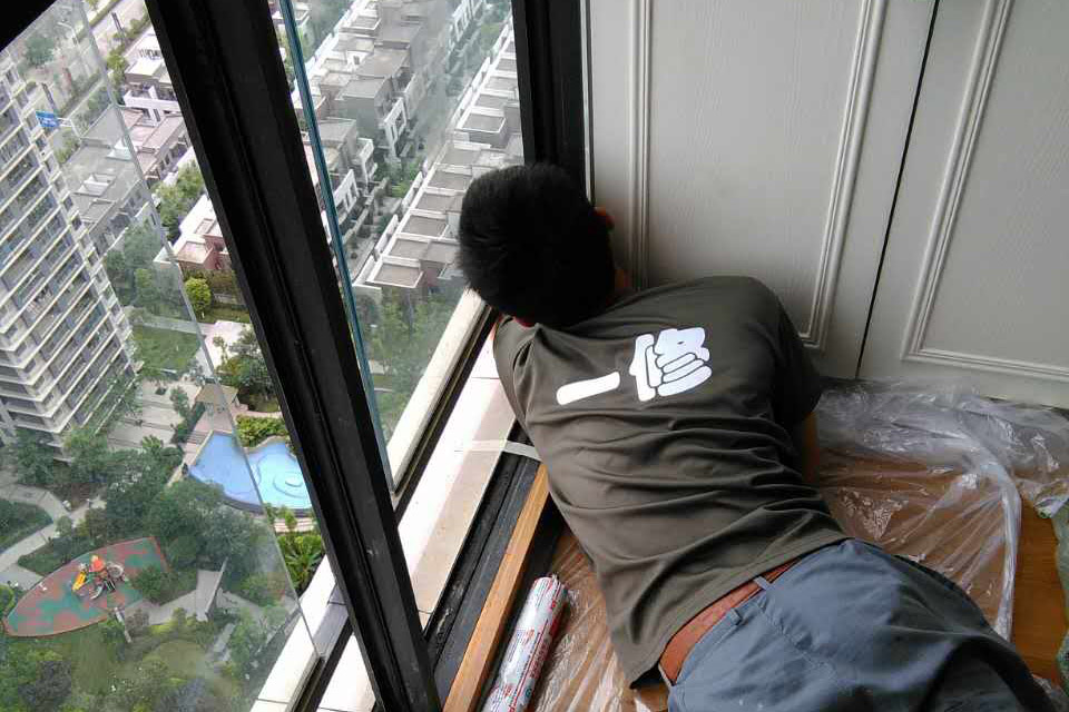 雨季窗戶漏水頭疼無比？來看看專業師傅