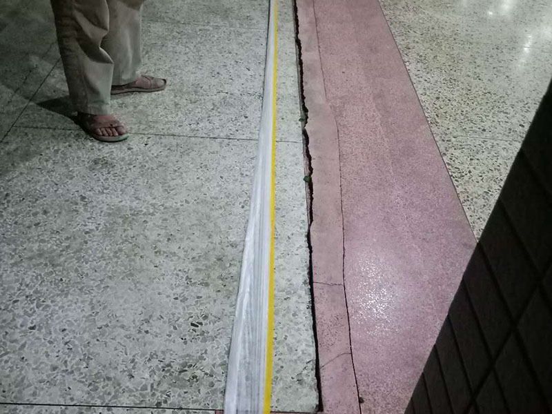 深圳車庫門維修有哪些方法，在軌道上噴