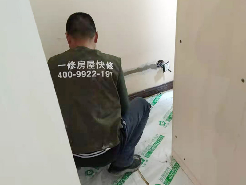 踢腳線和墻面之間出現裂縫，專業工人如